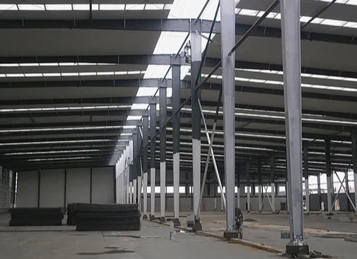 ISO Standard Pre-engineered Steel Building with 50 Years Life Cycle, Quick Erection, and Cost Savings