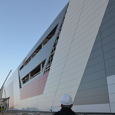 comprar Estrutura de aço pré-fabricada Edifício de estrutura de portal com span personalizável de 6m a 30m, vida útil de mais de 50 anos e design ecológico Fabricação em linha