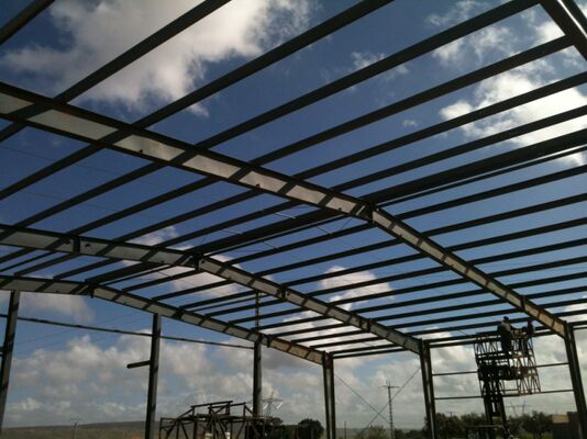 comprar Edificio de acero resistente a terremotos con estructura de metal galvanizado y pintado durante 50 años de vida Fabricación en línea