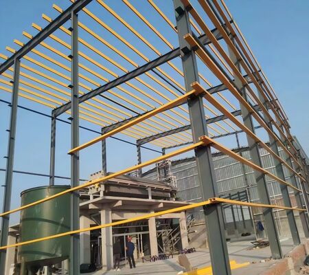 Magazzino prefabbricato personalizzato con struttura in acciaio con resistenza sismica fino a magnitudo 8 e resistenza al vento fino a 50 m/s, connessione con bulloni